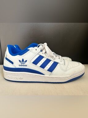 Adidas white & royal blue forum low sneakers size 8
